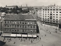 Ilica oko 1955.-1960. godine. Trg Republike (današnji Trg bana Jelačića) parfumerija 'Jorgovan', češljaonica 'Bratstvo' i 'Rukotvorine'